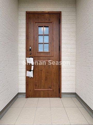 【玄関】 | 訪問者やセールスにも柔軟に対応できる「モニター付きインターホン」◎お子様のお留守番も安心感がありますね。