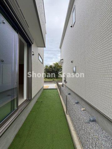 【庭】 | 雑草など面倒な手間が省ける人工芝がきれいに敷かれています♪ちょっとしたスペースで、家庭菜園も楽しめそう！