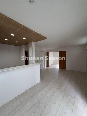 【居間・リビング】 | お食事をするダイニングとくつろぎ空間が分けられた使いやすいリビングルームです。