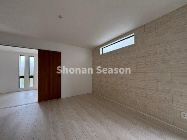 【居間・リビング】 | 一部アクセントクロスを使用し、メリハリあるオシャレな内装に仕上がっております。