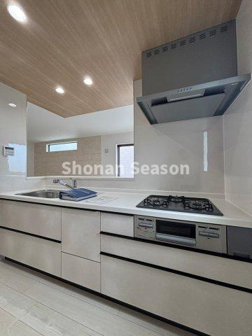 【キッチン】 | 広々とした作業台やシンクでお料理効率もUPいたします。