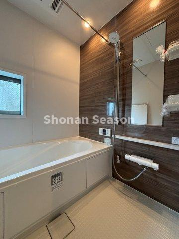 【浴室】 | 入浴時間が違っても沸かし直しができる「追い焚き機能」を標準搭載しております。