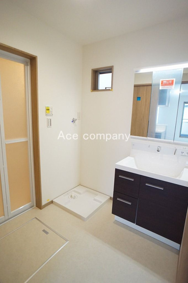 【ランドリースペース】 | 八尾市上之島町南5丁目 | 2階に水廻り設備集約、家事の効率UP♪洗面室に床下収納付きです♪