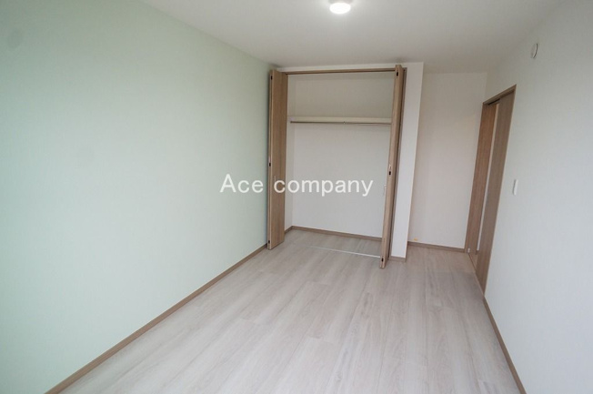 【子供部屋】 | 八尾市上之島町南5丁目 | 【3階：西側洋室6.8帖】クローゼット完備です♪