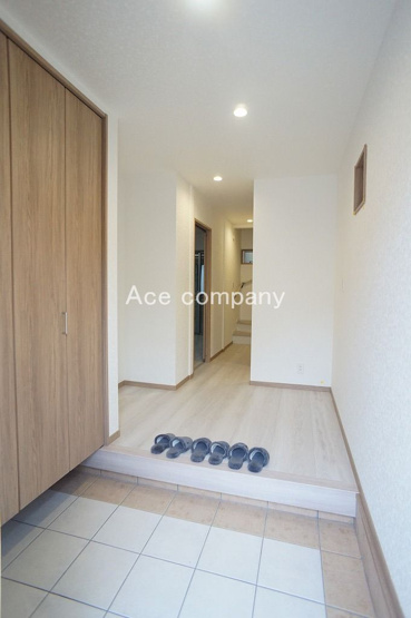 【玄関】 | 八尾市上之島町南5丁目 | トールサイズのシューズクローゼット完備です♪玄関ドアは電子キーシステム採用♪