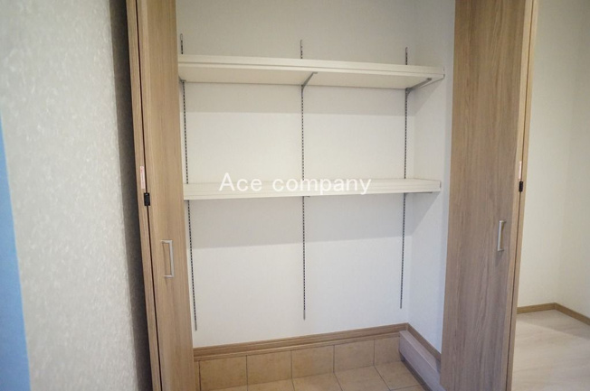 【収納】 | 八尾市上之島町南5丁目 | 【シューズクローゼット内】大容量、可動式の棚付き♪シューズクローゼットの横、玄関ホールにもゆとりフリースペースあります♪