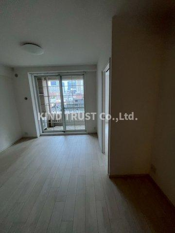 カプリース茶屋町東の居間・リビング|こちらのリビングで趣味の時間をお楽しみください