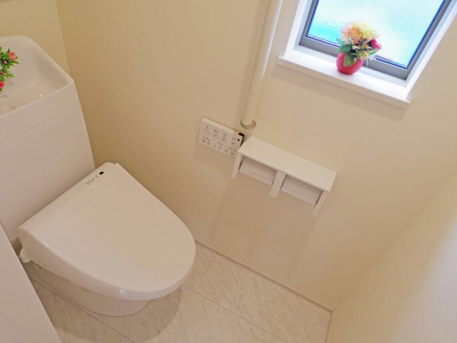 【トイレ】 | 沼津中沢田Ⅰ 築後未使用住宅 建物＋土地 TW05759 | 沼津市中沢田E号棟　1Fトイレ ※令和7年10月16日撮影写真