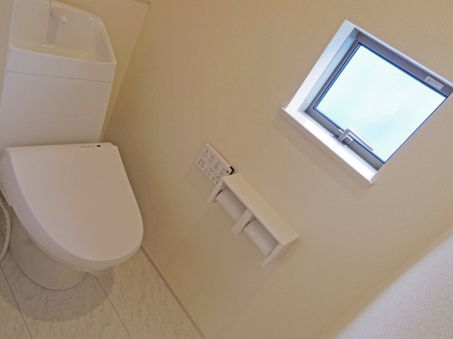 【トイレ】 | 沼津中沢田Ⅰ 築後未使用住宅 建物＋土地 TW05759 | 沼津市中沢田E号棟　2Fトイレ ※令和7年10月16日撮影写真