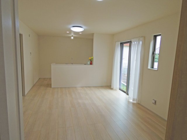 【居間・リビング】 | 沼津中沢田Ⅰ 築後未使用住宅 建物＋土地 TW05759 | 沼津市中沢田E号棟　リビング ※令和7年10月16日撮影写真