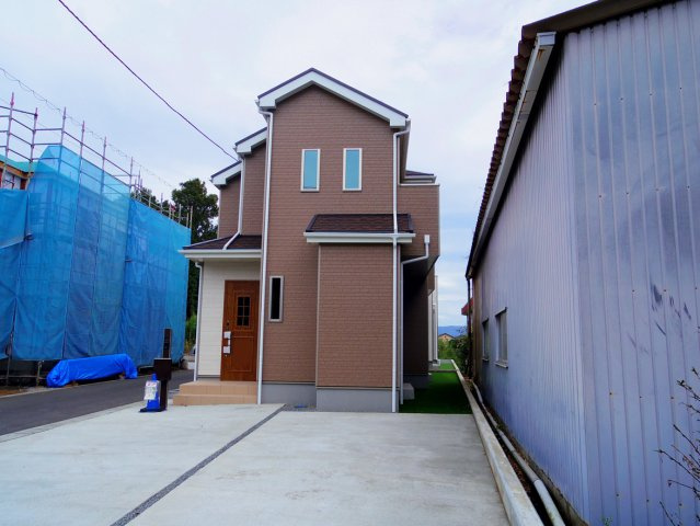 【駐車場】 | 沼津中沢田Ⅰ 築後未使用住宅 建物＋土地 TW05759 | 沼津市中沢田E号棟　駐車スペース ※令和7年10月16日撮影写真