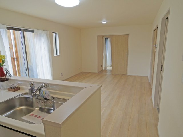 【居間・リビング】 | 沼津中沢田Ⅰ 築後未使用住宅 建物＋土地 TW05759 | 沼津市中沢田E号棟　リビング ※令和7年10月16日撮影写真