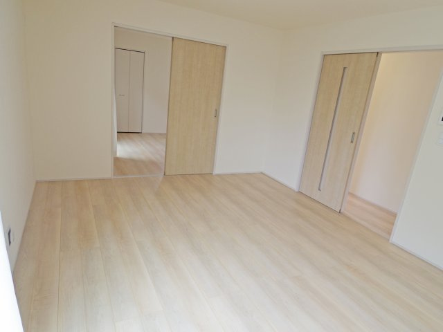 【居間・リビング】 | 沼津中沢田Ⅰ 築後未使用住宅 建物＋土地 TW05759 | 沼津市中沢田E号棟　リビング ※令和7年10月16日撮影写真