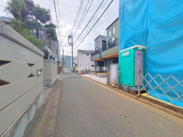 練馬区高野台4丁目 全2棟 1号棟の前面道路含む現地写真