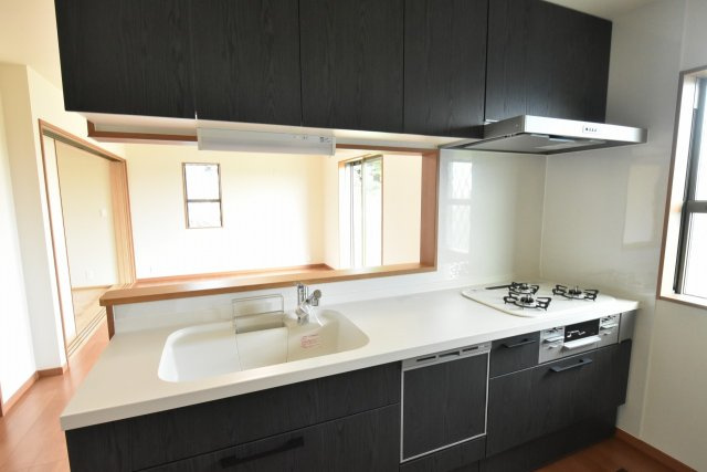 【内観：施工例】 | 鴻巣市本町３丁目　新築住宅全２棟 | キッチンはおしゃれな雰囲気の人気のある商品。
（同仕様）