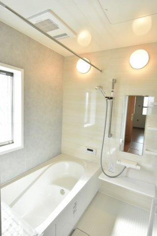 【内観：施工例】 | 鴻巣市本町３丁目　新築住宅全２棟 | 浴槽は広々な１坪タイプ（同仕様）