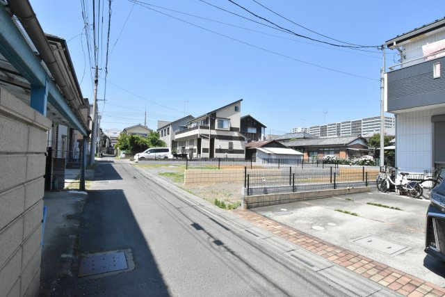 【前面道路含む現地写真】 | 鴻巣市本町３丁目　新築住宅全２棟 | 前面３.３ｍに自主後退協定道路５０ｃｍで広く使えます。