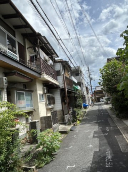 京都市左京区一乗寺里ノ西町　中古一戸建の前面道路含む現地写真