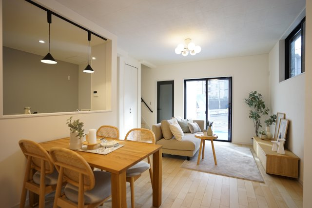 乙訓郡大山崎町円明寺鳥居前のダイニング|キッチンは対面式で料理をしながらご家族とのコミュニケーションがとりやすい設計です。