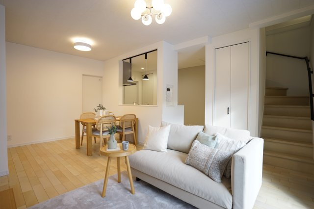 【商談中】乙訓郡大山崎町円明寺鳥居前の居間・リビング|リビング階段採用の、快適で機能的な空間を提供しております。