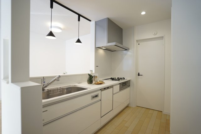 乙訓郡大山崎町円明寺鳥居前のキッチン|ホワイトの明るいシステムキッチンです。食器洗乾燥機付きで家事もはかどります。