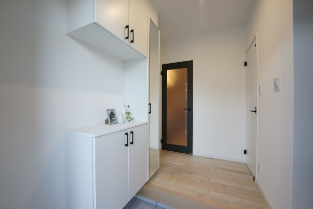 乙訓郡大山崎町円明寺鳥居前の玄関|シューズボックス付きの玄関フロア。
インテリアもお楽しみいただけます。