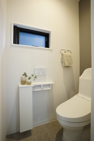 乙訓郡大山崎町円明寺鳥居前のトイレ|小窓付きの明るい空間です。
温水洗浄便座付きトイレ