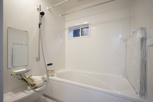 乙訓郡大山崎町円明寺鳥居前の浴室|窓のある浴室空間です。