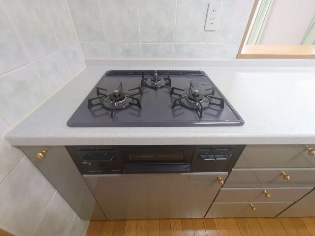 ◆２０２５年６月リフォーム完了◆リビング広々１８帖の３ＬＤＫ◆全居室収納付き◆ルネス・ピース醍醐のキッチン|コンロ