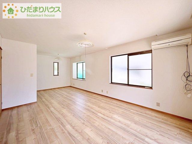 【居間・リビング】 | 土浦市桜ケ丘町　中古戸建 | お子様が元気に遊べる広々としたリビングです！