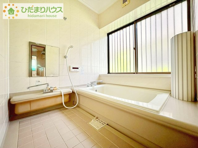 【浴室】 | 土浦市桜ケ丘町　中古戸建 | 大人が足を伸ばしても十分な広さ！一人でゆっくりくつろぐ時間も大切です！