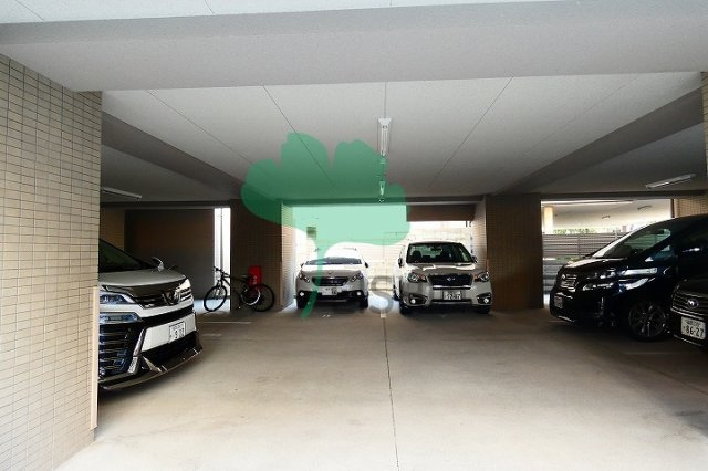 NOBLE RICH 博多(ノーブルリッチ博多)の駐車場
