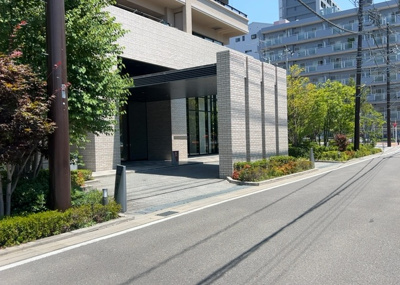 【中庭】 | ルネ本厚木 | 中庭（パティオ）とは、一つの建築物の内部に設けられた、壁などで囲われている庭のことを指します。コの字型、ロの字型が主流ですが、L字型の中庭もあります。最近では、インテリア性の高さからも人気があります。