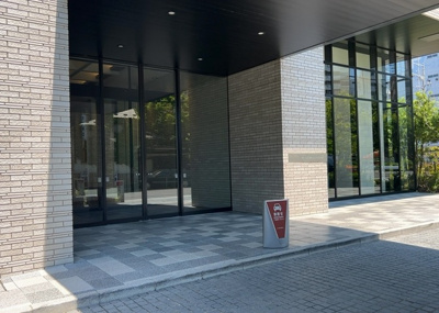 【エントランス】 | ルネ本厚木 | マンションのエントランスには、もともと風よけや防犯の役割がありますが、マンションによって宅配ボックスなどの設備が備わっている所もあります。日々の生活をイメージしながら生活しやすさをチェックしましょう。