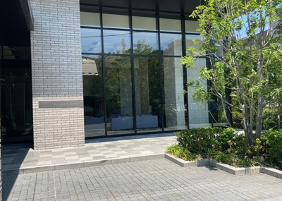 【ロビー】 | ルネ本厚木 | ラウンジは、マンションの共用スペースに椅子やテーブルなどを配置した利用者が寛げる空間です。屋内型ラウンジと屋外型ラウンジがあります。共用部分の管理状況と合わせて、詳細については現地でご確認ください。