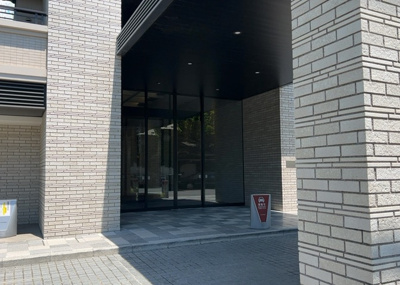 【受付】 | ルネ本厚木 | 受付はマンションコンシェルジュがいる場合もあれば、管理人が滞在する小部屋を総称して呼ぶことがあります。主にエントランスに設置されていることから、防犯面でも期待ができます。防犯設備がない場合はより安心！