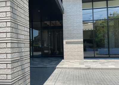 【ロビー】 | ルネ本厚木 | ロビーというと、エントランスと何がちがうの？と思いますよね。実はロビーとエントランスには明確な決まりはありません。物件によっては、エントランスを入って広がるある程度の広さのある空間がロビーとなります。