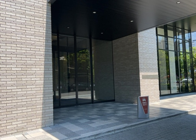 【玄関】 | ルネ本厚木 | 玄関は家の顔でもあり、家族以外の目にも止まる場所です。玄関は外との間を仕切る扉、靴などをしまっておく収納スペース、靴脱ぎのたたきスペース、来客とのやり取りをするドアホンなど複数のアイテムからなります。