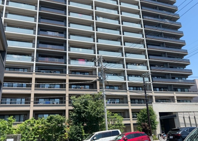 【外観】 | ルネ本厚木 | 外観はマンション管理がされているかの目安になります。築年数が古いと、壁面は劣化してひび割れが生じることも！建物が古びていても細かいところが修繕されていると、きちんと管理されているなぁと感じるでしょう。