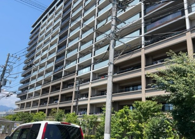 【バルコニー】 | ルネ本厚木 | 一般的なバルコニーは、奥行1.5ｍ程ですが、ワイルドバルコニーは2ｍまで広がっています。そのため洗濯物の間隔をあけ干すことができ、乾きやすいというメリットや、ガーデニングが楽しめる等の特徴があります。