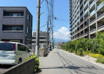 【展望】 | ルネ本厚木 | 眺望の良さを楽しめるダイニングキッチンで家族団らんの時間を過ごしてはいかがでしょうか。バルコニーから見える景色を家族で眺める時間は、時間が経つのを忘れてしまいそうですね。是非、現地を見に行きましょう！