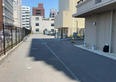 【駐車場】 | ルネ本厚木 | 駐車場と明記されていても、最小スペースでつくられた駐車場だと大型車は駐車できなかったり、出入りしにくくなったりする可能性があります。お車のサイズと購入したい物件の駐車場のサイズを現地で確認しましょう。