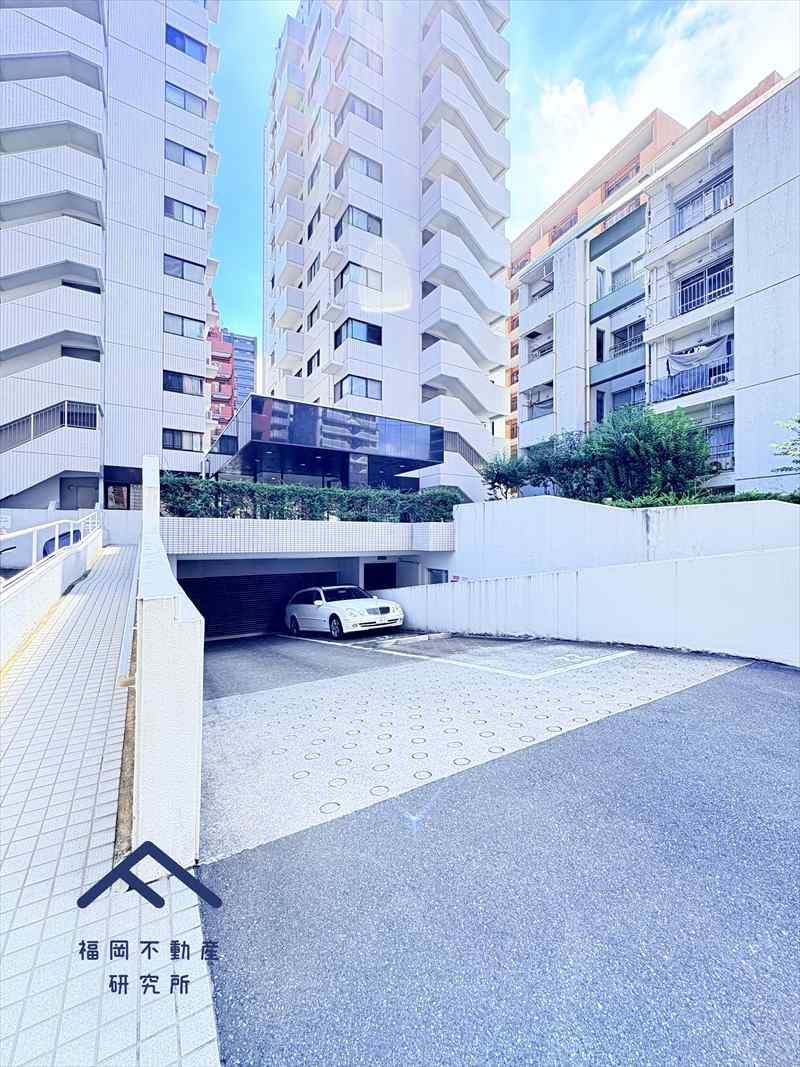 西公園ツインタワーの駐車場