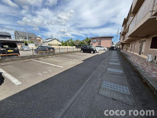 シャルメの駐車場