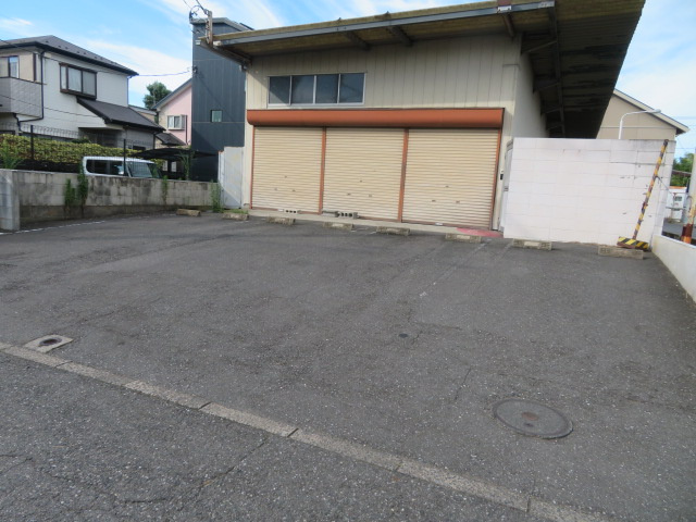さいたま市岩槻区仲町２丁目の倉庫の駐車場