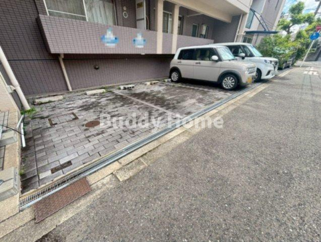 ノースグランヴィア北畠の駐車場