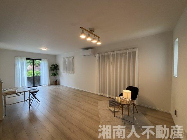 茅ヶ崎市松が丘1丁目　新築戸建の居間・リビング|ゆったり過ごせる居間です