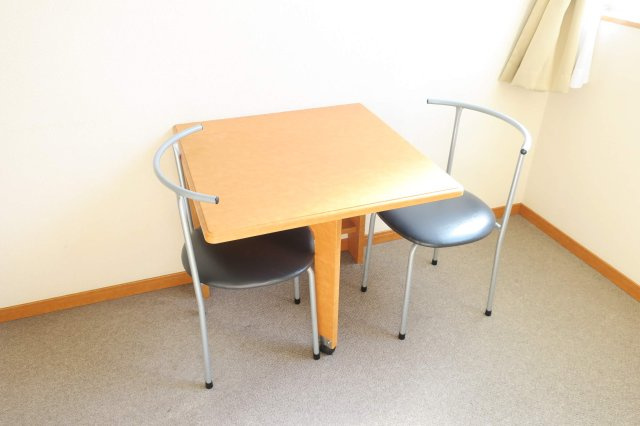 ロフト結城の内装|テーブルと椅子がございます