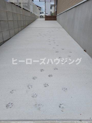 【ロビー】 | メゾンみけ | エントランスに向かう猫ちゃんの足跡が可愛いですね♪
