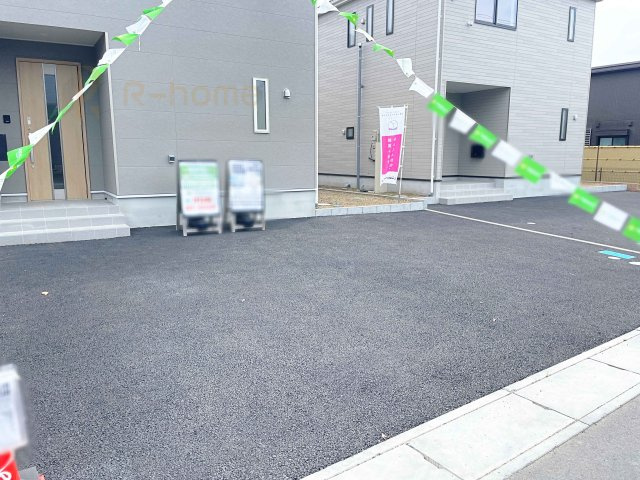 水戸市酒門町第16　新築戸建て　15号棟の駐車場|カースペースは3台完備。ゲスト用のスペースも確保できますね♪